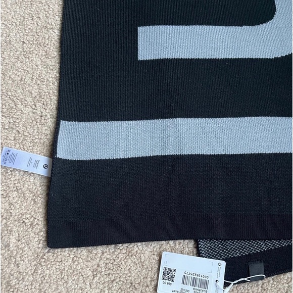 Lululemon Logo Scarf *New* - Picture 4 of 5